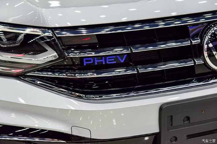 Nằm giữa 2 đèn pha là lưới tản nhiệt cỡ lớn hơn, đi kèm logo PHEV màu xanh. Tuy nhiên, lưới tản nhiệt của Tiguan L 2021 không có dải đèn LED thanh mảnh ở giữa, nối liền với logo của hãng Volkswagen, như Tiguan Allspace. Bên dưới là cản trước mới với hốc gió trung tâm 2 tầng và viền hình chữ "C" ở hai góc. 