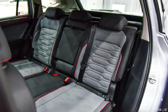 Trong khi đó, ghế của xe phối 2 màu và đi kèm chỉ khâu màu đỏ tương phản. Hàng ghế sau sẽ có cửa gió điều hòa và cổng sạc dành riêng cho hành khách. 
