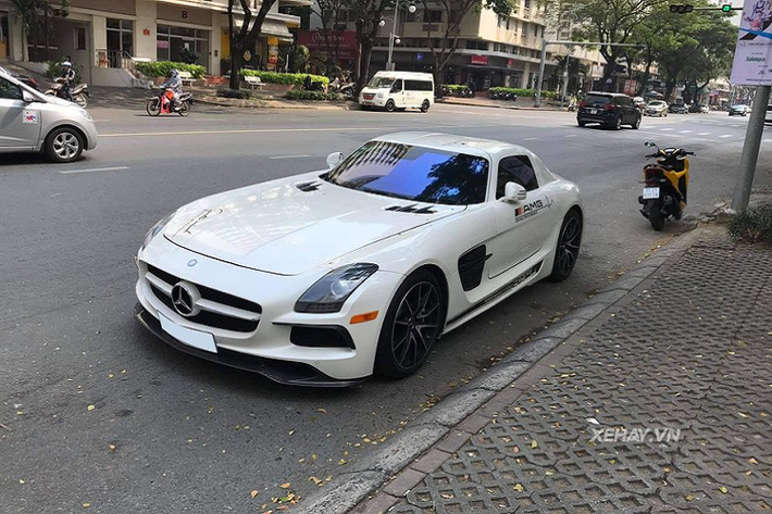 Cánh săn ảnh tại TP.HCM mới đây vừa tóm gọn được những hình ảnh của siêu phẩm Mercedes-AMG SLS hàng hiếm ở Việt Nam. Theo quan sát, chiếc SLS này đã được chủ nhân độ thêm bộ body-kit mang tên Black-Series, kết hợp với nước sơn trắng ở phần ngoại thất càng gia tăng độ nổi bật cho xe.