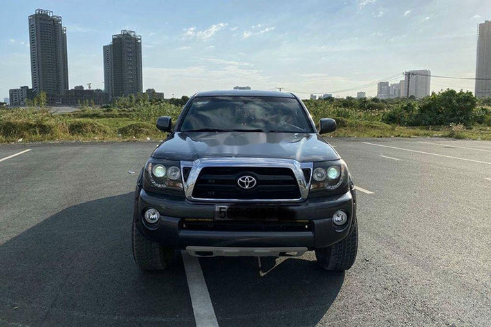 Hiện tại, giá xe Toyota Tacoma 2009 này đang được chào bán với mức khoảng 770 triệu đồng, ngang tầm giá “đập hộp” một chiếc Ford Ranger LTD 2.0L 4x4 AT mới. Nhìn chung, đây là lựa chọn dành cho khách hàng thích bán tải máy xăng cỡ lớn, đề cao sự rộng rãi, thích sở hữu một mẫu xe “chuẩn Mỹ” và nhu cầu sử dụng thường xuyên đi đường trường.