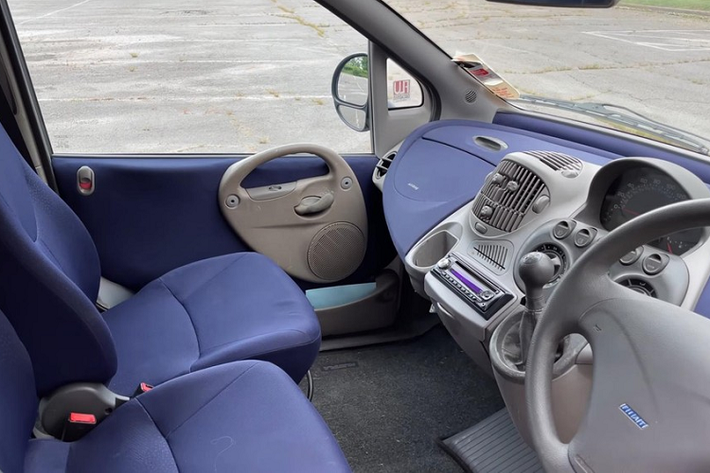 Hình dáng kỳ lạ của chiếc xe Fiat Multipla đặc biệt này được tạo ra bởi nhà thiết kế người Ý Roberto Giolito. Ông cũng là người vẽ nên chiếc Fiat Trepiuno 2004, mẫu xe cho xem trước Fiat 500. Nếu bạn có thể bỏ qua thiết kế hai tầng kỳ lạ, đây có lẽ là chiếc xe gia đình mang tính cách mạng nhất ở châu Âu vào thời điểm đó. Nó có 2 hàng ghế, mỗi hàng 3 chỗ ngồi, tương tự một chiếc xe van. Vì vậy, nó là một chiếc xe lý tưởng cho những gia đình đông con, nhiều đồ đạc.