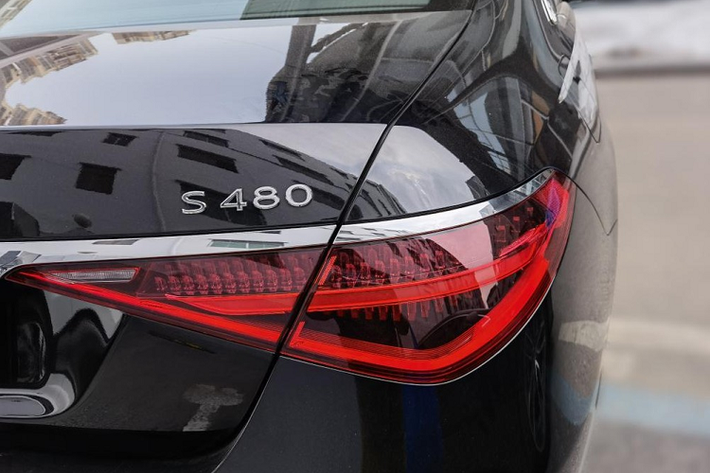 Dự kiến, Mercedes-Maybach S480 2021 sẽ được tung ra thị trường Trung Quốc vào nửa cuối năm nay. Hiện giá xe Mercedes-Maybach S480 vẫn chưa được công bố. 