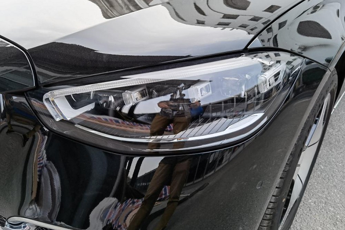 Dù là phiên bản rẻ nhất nhưng Mercedes-Maybach S480 2021 mới vẫn toát lên vẻ sang trọng từ ngoại thất đến nội thất. Bên ngoài, mẫu xe này được trang bị lưới tản nhiệt với những nan mạ crôm nằm dọc tương tự các phiên bản còn lại của dòng Mercedes-Maybach S-Class 2021. Trên đỉnh của lưới tản nhiệt được dập dòng chữ "Maybach" như dấu hiệu nhận biết cho phiên bản sang trọng hơn của dòng Mercedes-Benz S-Class 2021.