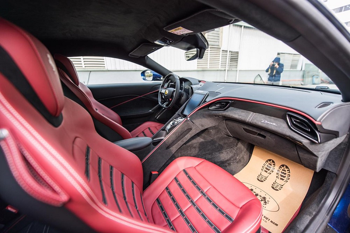 Chưa hết, bên trong khoang lái của mẫu siêu xe 4 chỗ ngồi Ferrari Roma có cụm màn hình giải trí đặt dọc cỡ lớn, phía trước mặt người ngồi ghế phụ được trang bị thêm một màn hình giải trí nhưng không rõ liệu đây sẽ là trang bị tiêu chuẩn hay là tùy chọn giống như trên Ferrari Portofino.