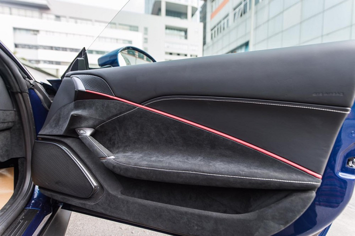 Chiếc Coupe 2+2 mới nhất của hãng siêu xe Ferrari được kết nối với hộp số ly hợp kép 8 cấp tương tự như Ferrari SF90 Stradale. Những trang bị này cho phép chiếc Coupe 2+ Ferrari Roma nặng 1.472 kg có thể tăng tốc từ vị trí xuất phát lên 100 km/h chỉ trong thời gian 3,4 giây. Tốc độ 0-200 km/h, siêu xe Ferrari Roma cần thời gian 9,3 giây, trước khi đạt tốc độ tối đa hơn 320 km/h.