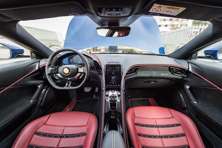 Hãng siêu xe Ý trang bị cho mẫu xe Ferrari Roma 6 bộ mâm khác nhau, trong đó, chiếc xe về nước sở hữu la-zăng 5 chấu kép mang tên gọi Matt Grigio Corsa Diamond Cut cùng chụp mâm dạng carbon và kẹp phanh màu đen. Bước vào bên trong khoang lái, siêu xe Ferrari Roma có các ghế ngồi bọc da cao cấp, da Alcantara cũng như viền kim loại và đen bóng. Nội thất siêu xe Ferrari Roma độc nhất Việt Nam có màu đỏ-đen. Hàng ghế sau trên siêu xe Ferrari Roma vẫn đủ chỗ cho người lớn ngồi nhưng tất nhiên là không thoải mái như các mẫu xe sang.