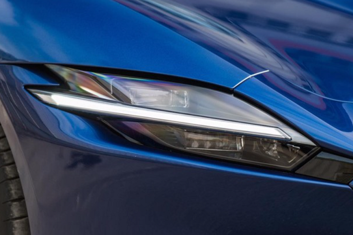 Nhìn từ thiết kế của siêu xe Ferrari Roma sẽ thấy rõ điều này, những đường nét góc cạnh kết hợp bo tròn hay vuốt cong rất sexy của những chú ngựa chồm 2 chỗ ngồi vẫn có trên Ferrari Roma. Ferrari FF và Ferrari GTC4Lusso có thiết kế đầu xe khá ổn nhưng thiết kế đuôi xe theo trường phái Grand Tourer cổ điển nên khá thô khi nhìn nửa thân sau. Cảm giác như phần đuôi xe của Ferrari FF và Ferrari GTC4Lusso như các chú ngựa bị "dị ứng" với thuốc nên phồng lên quá cỡ.