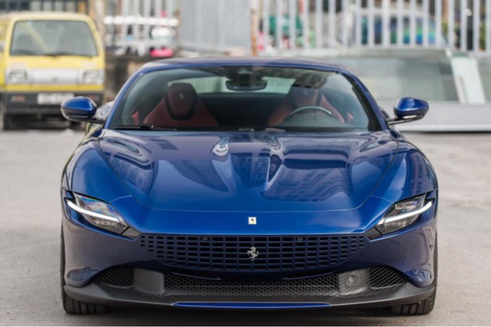 Vào tháng 11/2019, hãng siêu xe Ferrari tổ chức một sự kiện đặc biệt tại Roma, thủ đô của nước Ý khiến giới truyền thông thế giới bất ngờ và những người có mặt tại buổi tiệc này cảm thấy vinh hạnh vì được hãng xe được đánh giá khó tính nhất thế giới mời đến tham dự từ trước. Hãng siêu xe Ý đặc tên cho chiếc xe này là Ferrari Roma hoàn toàn mới, một cái tên quá đặc biệt để nhiều người mê xe nhớ đến.