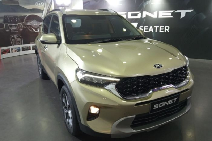 Nằm hai bên lưới tản nhiệt là cụm đèn pha LED toàn phần với dải đèn LED định vị ban ngày độc đáo, trông như biểu đồ nhịp tim. Thiết kế của cản trước bên dưới cũng nổi bật không kém với những đường cắt góc cạnh, đèn sương mù Halogen hình viên đá và tấm ốp gầm giả ở giữa.