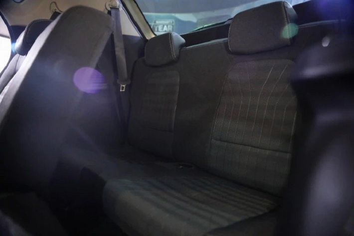 Bên sườn, Kia Sonet 7 chỗ mới cũng được trang bị hốc bánh "cơ bắp" và bộ vành hợp kim 16 inch phối 2 màu thể thao. Như vậy, vành của Kia Sonet 7 chỗ có kích thước lớn hơn phiên bản 5 chỗ. Thêm vào đó là những chi tiết ốp mạ crôm trang trí ở bậc cửa và viền cửa sổ, baga nóc màu bạc và ăng-ten hình vây cá.