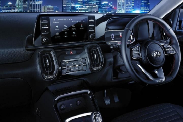 Nằm bên dưới nắp ca-pô của Kia Sonet 7 chỗ là động cơ giống bản 5 chỗ. Đây là động cơ xăng Smartstream 4 xi-lanh, dung tích 1,5 lít, sản sinh công suất tối đa 115 mã lực và mô-men xoắn cực đại 144 Nm. Động cơ kết hợp với hộp số CVT 8 cấp số ảo hoặc hộp số sàn 6 cấp và hệ dẫn động 1 cầu.