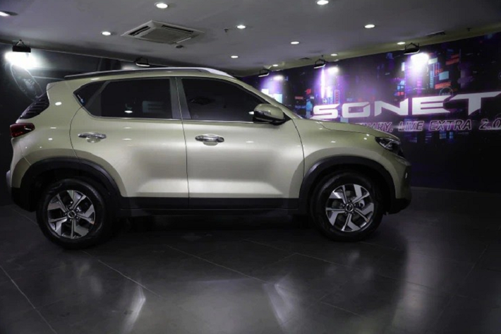 Ngày 8/4/2021 vừa qua, hãng Kia đã chính thức giới thiệu phiên bản 7 chỗ mới của mẫu SUV cỡ B Sonet với khách hàng toàn cầu. Sự kiện này được tổ chức tại Indonesia thay vì Ấn Độ. Về kích thước, Kia Sonet 7 chỗ mới không có gì khác so với phiên bản 5 chỗ. Xe cũng sở hữu chiều dài 4.120 mm, rộng 1.790 mm, cao 1.615 - 1.642 mm và chiều dài cơ sở 2.500 mm.