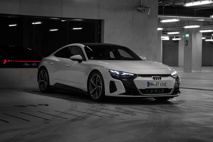 Trung tuần tháng 2, Audi chính thức giới thiệu mẫu sedan thể thao chạy điện e-tron GT. Thực tế, Audi e-tron GT chạy điện được phát triển trên cùng nền tảng xe điện hiệu suất cao J1 chia sẻ từ Porsche Taycan. Với phong cách coupe 4 cửa, mẫu xe của Audi có 2 phiên bản, gồm e-tron GT quattro và model hiệu suất cao RS e-tron GT.