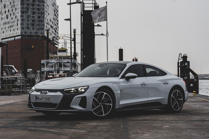 Đầu năm 2021, cơn sốt xe ôtô điện gia tăng khi Tesla công bố doanh số bán hàng kỷ lục trong năm 2020, xuất hiện thông tin Apple tìm kiếm đối tác sản xuất ôtô dùng năng lượng sạch và nhiều hãng xe công bố lộ trình “điện hóa” trong thập kỷ tới. Giữa bối cảnh đó, một vài mẫu xe điện nổi bật được trình làng bởi Audi, BMW và Lexus.