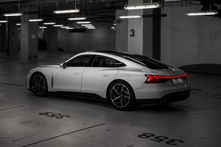 Tương tự Taycan, Audi e-tron GT được trang bị 2 động cơ điện bố trí ở 2 trục để tạo thành hệ dẫn động AWD, đi cùng hộp số 2 cấp để tối ưu hiệu năng vận hành. Bản tiêu chuẩn có công suất 476 mã lực và mô-men xoắn 630 Nm, trong khi thông số của bản RS là 589 mã lực, 830 Nm. Với chế độ overboost, Audi RS e-tron GT chỉ cần 2,5 giây để tăng tốc 0-100 km/h.