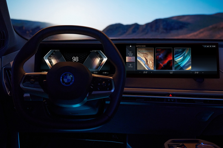 Hãng xe Đức chưa hé lộ hình ảnh nội thất i4, nhưng có thể dự đoán mẫu sedan chạy điện của BMW sẽ có khoang lái tương tự mẫu iX. Trong đó, hệ thống thông tin giải trí iDrive thế hệ mới nhất bao gồm 2 màn hình kỹ thuật số nối liền nhau giống với xe Mercedes-Benz, còn vô-lăng và cụm điều khiển trung tâm có thiết kế tối giản.