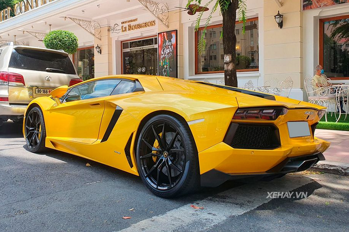 Về thiết kế, Lamborghini Aventador được lấy cảm hứng từ những mẫu máy bay chiến đấu tàng hình của không quân Mỹ, đặc biệt từ hai chiếc F-117A Nighthawk và F-22 Raptor.