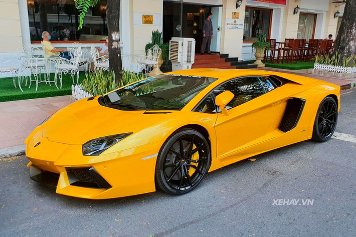 Chiếc Lamborghini Aventador tại TP HCM này thuộc phiên bản LP700-4 và mới được đưa về nước cách đây không lâu thông qua một doanh nghiệp nhập xe tư nhân. Chiếc xe có nước sơn ngoại thất màu vàng, tương đồng với chiếc Aventador đầu tiên tại Việt Nam. Đi kèm với đó còn là trang bị bộ mâm đa chấu sơn đen bóng cùng cùm phanh màu vàng nổi bật.