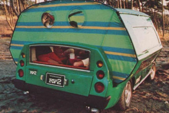  Toyota RV-2Đi cắm trại bằng xe Toyota là một chuyện. Bây giờ hãy tưởng tượng một chiếc xe có thể tự mở ra thành một chiếc lều của chính nó. Ra mắt vào năm 1972, RV-2 mang thiết kế xe wagon cắm trại tiêu chuẩn của thời đó. Tuy nhiên điểm khác biệt là các cánh cửa kiểu vỏ sò có thể trượt ra để tạo không gian sẵn sàng cho một chiếc lều. Nó được thiết kế để chứa 4 người, cho dù có thể hơi chật chội một chút. Đồ nội thất cũng có thể được sắp xếp lại thành bàn hoặc ghế dài. Nó thậm chí còn trang bị một động cơ tốt, vậy nên hơi ngạc nhiên khi nó không bao giờ được đưa vào sản xuất.