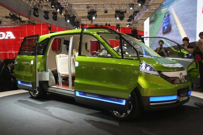  Honda W.O.W W.O.W (Wonderful Open-Heart Wagon) đã được chế tạo vì một đối tượng khách hàng cụ thể: những người yêu chó. Chiếc xe này có hệ thống cửa trượt tân tiến, mở ra không gian nội thất vô cùng rộng rãi cho thú cưng. Chi tiết điên rồ nhất ở chiếc xe concept dị thường này là khoang chứa găng tay đã được thiết kế siêu rộng, phù hợp cho một chú chó trưởng thành. Từ chỗ buộc dây xích cho tới khả năng cấu hình nội thất cho mọi thú cưng, đây là chiếc xe không thể hoàn hảo cho những người yêu động vật nói chung, và chó nói riêng.