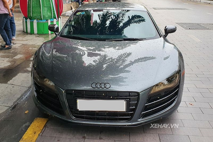 Ở bên ngoài, chiếc siêu xe Audi R8 V10 Coupe độc nhất Việt Nam này gây ấn tượng với màu sơn xám nòng súng đầy nam tính, phần ốp hông dù chỉ được làm bằng nhựa thay vì tùy chọn sợi carbon nhưng vẫn giúp tôn lên diện mạo của R8.
