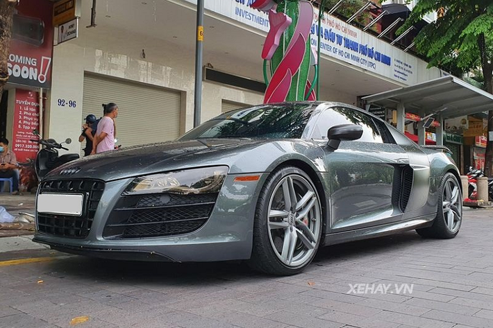 Audi R8 V10 có một số trang bị đáng chú ý khác như đèn pha full LED theo tiêu chuẩn, dài LED ban ngày, logo V10 đặt ở hông, nắp bình xăng được khắc tên của siêu xe Đức.