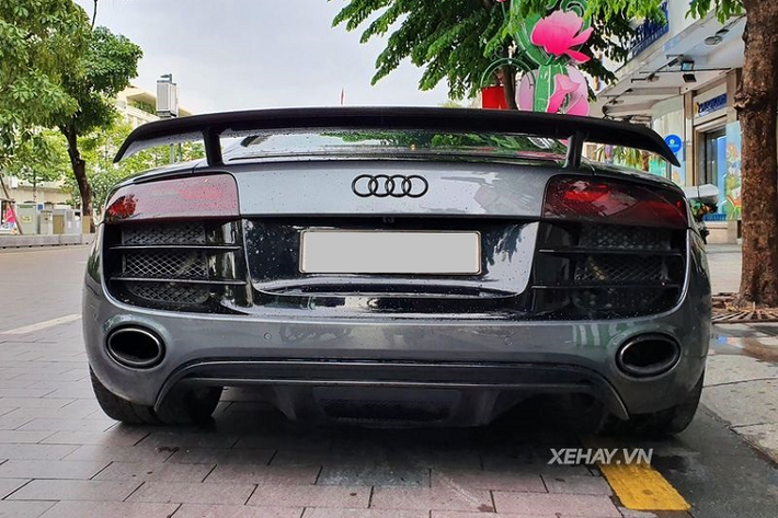 Đi kèm là hệ thống phanh đĩa carbon ceramic được lấy từ phiên bản Audi R8 V10 Plus 2015 giúp tăng tính an toàn cho xe.
