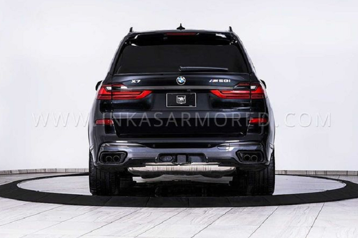 Ở bên trong, khách hàng vẫn được hưởng đủ sự thoải mái và tiện nghi của một chiếc BMW X7 bình thường, ba hàng ghế bọc da được giữ nguyên tuy nhiên khoang cốp có vẻ bị thu hẹp một chút vì sự xuất hiện của cửa an ninh phía sau.