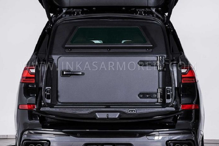 Với phần trọng lượng gia tăng, hệ thống treo của BMW X7 rõ ràng cũng cần được sửa đổi, xe cũng được lắp lốp run-flat để di chuyển tốt. Bộ pin và mô-đun điều khiển điện tử cũng có thêm phần bảo vệ theo tiêu chuẩn.