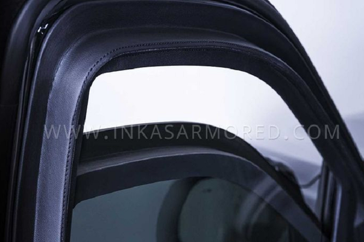 Nhưng thực ra mẫu SUV hạng sang BMW X7 chống đạn này đã được trang bị gói áo giáp 360 độ độc quyền của Inkas với xếp hạng bảo vệ BR6, bao gồm một lớp cửa kính bổ sung có khả năng chống đạn.