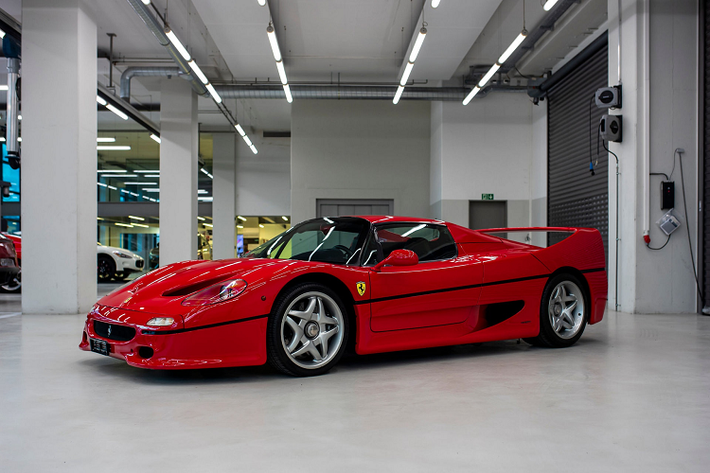 Vettel là người khá kín tiếng ở đời sống cá nhân nên không ai rõ tay đua từng 4 lần vô địch F1 sở hữu bao nhiêu xe trong garage. Tuy nhiên, có ít nhất 8 chiếc siêu xe của Vettel đã bán cho đại lý Tom Hartley Jnr ở Anh.