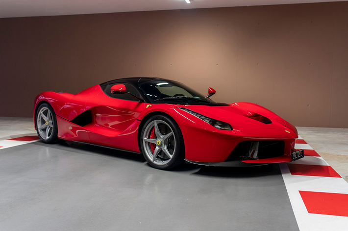 Ba chiếc xe có giá trị nhất được Vettel bán đi là Ferrari LaFerrari đời 2016, Enzo 2004 và F50 1996. Chiếc Enzo và LaFerrari đã tìm được chủ mới sau khi về đến đại lý Tom Hartley Jnr. LaFerrari là chiếc Ferrari được săn đón nhất hiện nay khi hãng siêu xe Italy chỉ sản xuất 500 chiếc bản coupe và 210 chiếc bản mui trần Aperta.