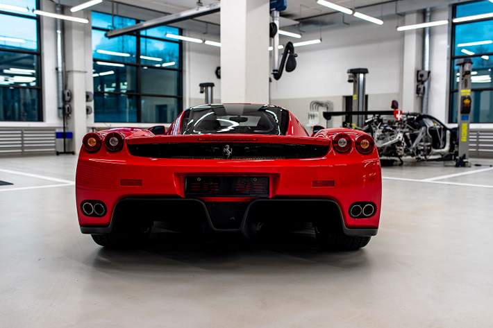 Có giá trị thấp hơn đôi chút nhưng Ferrari Enzo và F50 vẫn là mẫu xe đắt giá. F50 là mẫu xe "kế nhiệm" của huyền thoại F40. Tuy nhiên, F50 chỉ được sản xuất với số lượng 349 xe từ năm 1995 đến 1997. Chiếc F50 của Vettel thuộc đời 1996 và có giá khoảng 3 triệu USD. Trong khi đó, Enzo có giá 2,2-2,8 triệu USD trên thị trường xe cũ.