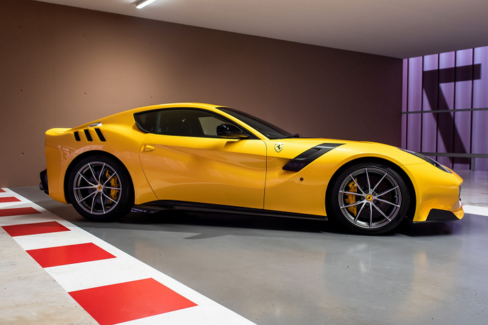 Hai siêu xe khác của Ferrari cũng phải "ra đi" là chiếc F12tdf đời 2016 và 458 Speciale. Chiếc F12tdf mang màu vàng Giallo, đi kèm bộ mâm 20 inch và tựa ghế có thêu logo của tay đua này. Công-tơ-mét của siêu xe dừng ở 1.183 km trong khi chiếc 458 Speciale cũng chỉ hơn 3.000 km.