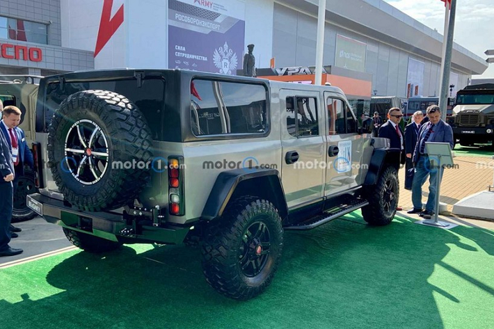 Strela là sản phẩm hợp tác giữa công ty Military-Industrial Company (MIC) và Khoa Thiết kế Tuổi trẻ của trường đại học Kỹ thuật Liên bang Nga.