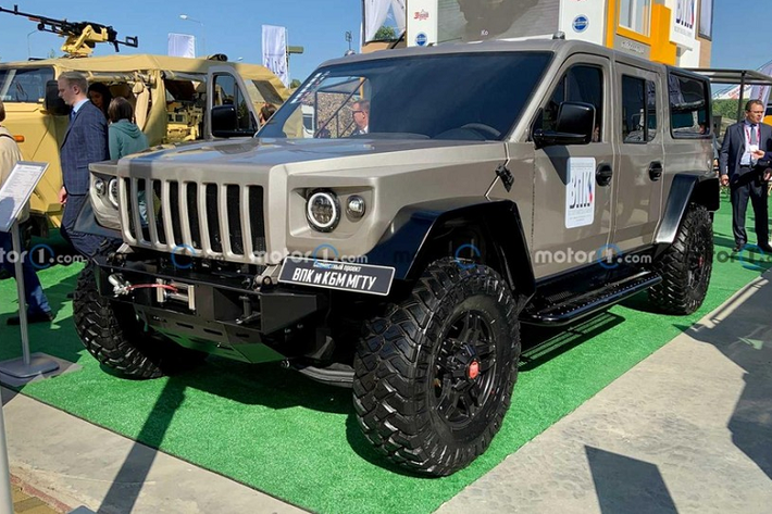 Vào hồi tháng 4 năm nay, thương hiệu Hummer đình đám đã hồi sinh tại thị trường Mỹ dưới dạng xe bán tải chạy điện của hãng GMC. Chẳng bao lâu sau đó, lại đến lượt GMC Hummer EV SUV 2024 trình làng. Trong khi đó, ở thị trường Nga, một mẫu xe có thiết kế như lai giữa Hummer H1 và H2 đã được ra đời dưới cái tên Strela thương hiệu Nga.