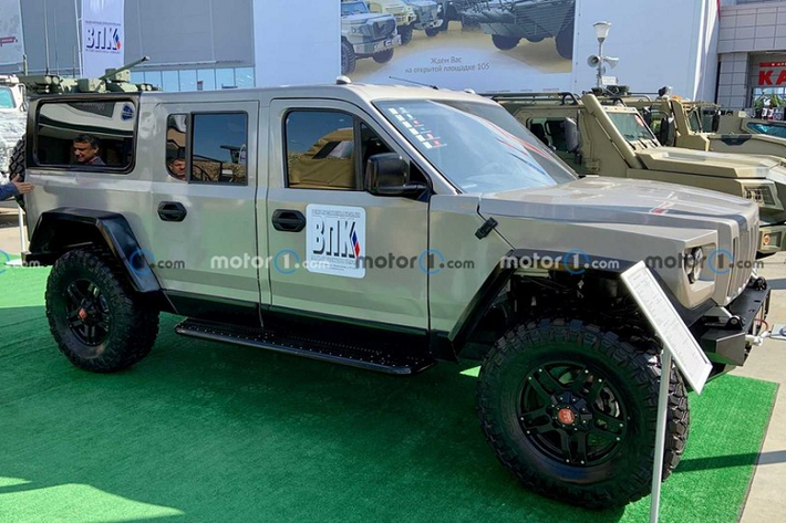 Trong tiếng Nga, cái tên Strela này có nghĩa là "mũi tên". Đây là mẫu xe việt dã được ra đời nhằm phục vụ các lực lượng hành pháp và cả thị trường dân sự tại Nga. Được trưng bày lần đầu tiên trong triển lãm International Military-Technical Forum "Army-2021" lần thứ 7, diễn ra tại Nga từ ngày 22-28/8 vừa qua, SUV Strela cỡ lớn sở hữu chiều dài 5.090 mm, chiều rộng 2,350 mm và trọng lượng 3,5 tấn