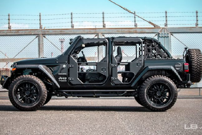 Có khá nhiều đèn phụ trợ được bổ sung ở cản trước, trên nóc, bên cạnh đèn pha và cản sau (đèn lùi). Làm tròn gói độ là hệ thống treo và mâm xe mới