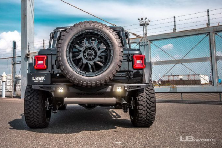 Gói nâng cấp Jeep Wrangler từ Liberty Walk bao gồm cản trước và cản sau bằng thép siêu cứng, các vòm bánh xe cực rộng, bậc cửa hình ống chắc chắn, cửa ra vào kiểu khung thép (không có cửa sổ) và một tấm kính chắn gió rất dày.