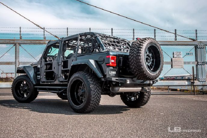 Khách hàng có thể đặt mua riêng lẻ các bộ phận làm bằng FRP, lưới tản nhiệt và vòm bánh xe sẽ có giá lần lượt là 18,3 triệu đồng và 65,6 triệu đồng (giá dành cho thị trường trong nước).