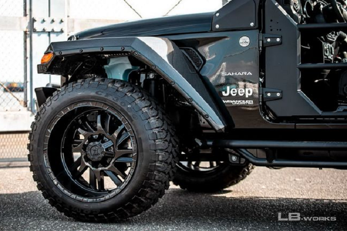 Cabin của Jeep Wrangler được bao phủ bởi một tấm lưới kiểu quân đội trên nóc, bắt đầu từ kính chắn gió trước cho tới cửa sau.