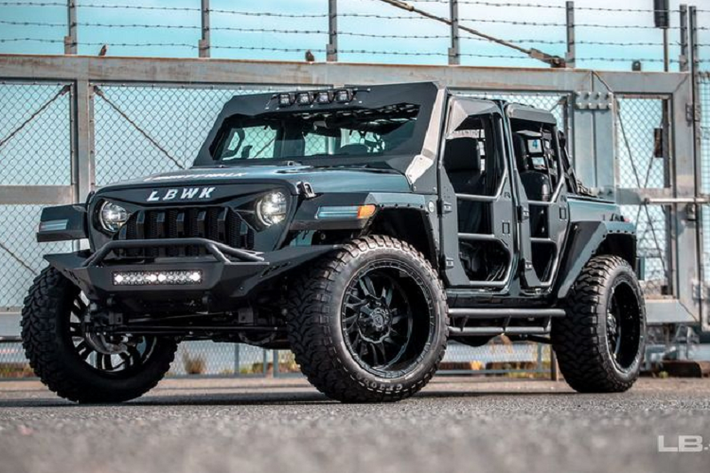 Liberty Walk vừa giới thiệu bodykit LB-Works Fairline dành cho Jeep Wrangler phiên bản Sahara và Rubicon, khiến chiếc SUV trở nên hầm hố giống như một chiếc xe trong bộ phim Mad Max vậy.
