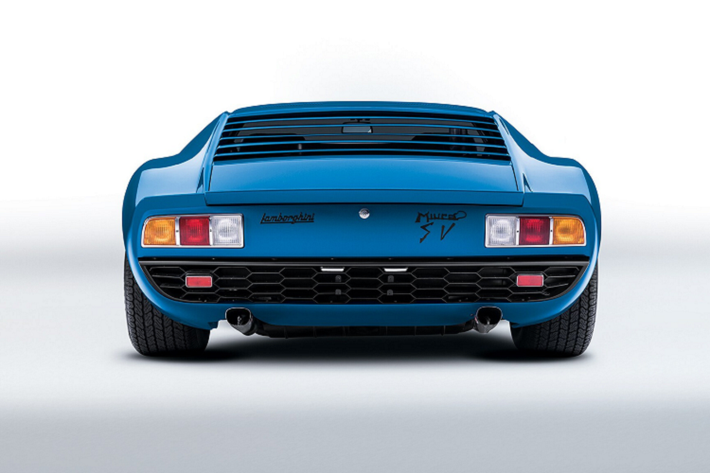 Bánh dự phòng nằm bên dưới nắp capo: Với những mẫu xe thể thao cũ, việc trang bị bánh dự phòng không phải là một điều gì đáng ngạc nhiên.