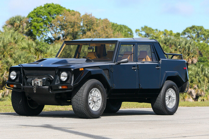 Siêu SUV Lamborghini đầu tiên trên thế giới: Lamborghini LM002 ban đầu được sản xuất nhằm phục vụ mục đích quân sự. Do không được đón nhận, hãng xe đã biến LM002 thành một mẫu xe thương mại và ra mắt tại triển lãm Brussels Motor Show 1986.