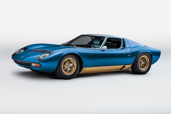 Chiếc xe có chiều cao thấp nhất: Ra mắt lần đầu tiên vào năm 1966, Lamborghini Miura khiến nhiều khách hàng thời điểm bấy giờ kinh ngạc với chiều cao chỉ 1.050 mm.