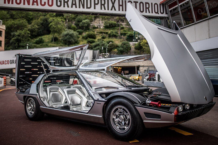 Điểm nổi bật của chiếc xe là thiết kế cửa mở cánh chim bằng chất liệu kính trong suốt. Bề mặt kính trang bị trên Marzal lên đến 4,5 mét vuông, lớn nhất trong các mẫu xe mà nhà sản xuất Lamborghini từng giới thiệu.