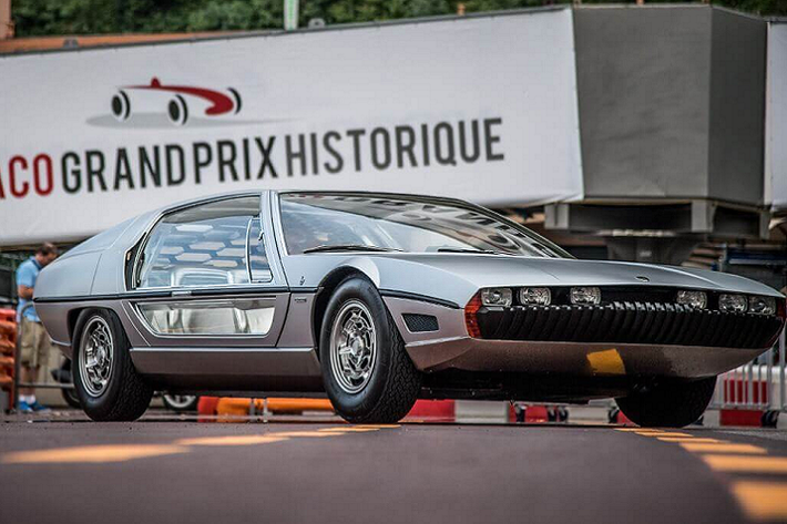 Chiếc siêu xe Lamborghini có diện tích bề mặt kính lớn nhất: Lamborghini Marzal là mẫu concept ra mắt lần đầu tiên tại triển lãm Geneva Motor Show 1967. Chiếc xe là nguồn cảm hứng để Lamborghini phát triển mẫu grand touring 4 chỗ Espada.