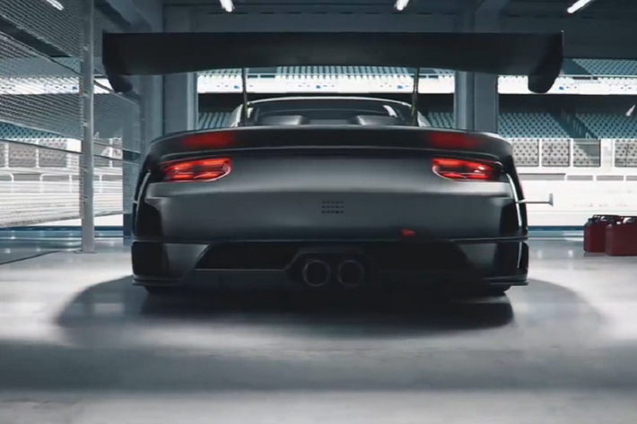 Nội thất lột xác giống với phiên bản Porsche 911 GT2 RS Clubsport tiêu chuẩn, vì vậy Porsche 911 GT2 RS Clubsport 25 mới ra mắt có một chỗ ngồi đơn với ghế đua Recaro cùng khung chống lật. Xe có thêm các nút để bật tắt hệ thống kiểm soát độ ổn định và độ bám đường, đồng thời có một huy hiệu độc đáo để thể hiện rằng chiếc xe đua này là bản giới hạn.