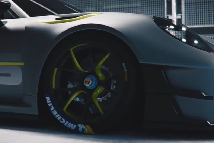 Dựa trên Porsche 911 GT2 RS Clubsport sản xuất giới hạn 200 chiếc trên toàn thế giới, Porsche 911 GT2 RS Clubsport 25 có ngoại hình rất cá tính với thân xe chủ yếu làm bằng sợi carbon cùng các chi tiết ở ngoại thất là sơn đen nhám hòa trộn cùng sợi carbon trần. Porsche cho biết màu sơn của xe bao gồm những điểm nhấn màu xanh lá cây tươi sáng đã làm nổi bật tính khí động học, được lấy cảm hứng từ xe đua Porsche 911 GT3 R của đội đua Manthey-Racing.