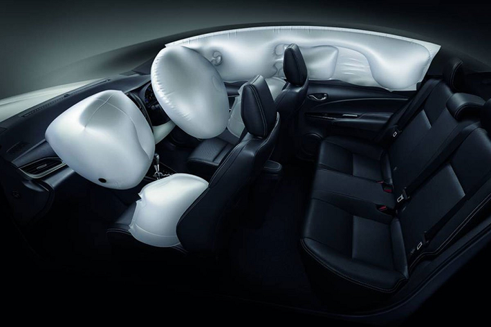 Phiên bản Entry đi kèm cụm đồng hồ analog nhưng các phiên bản Sport và Sport Premium sử dụng thiết lập Optitron. Được biết, phiên bản Sport có màn hình hiển thị đa chức năng trong khi phiên bản Sport Premium sở hữu màn hình TFT 4,3 inch. Đáng chú ý, cả 3 phiên bản đều đi kèm chìa khóa từ xa nhưng riêng bản Sport Premium bổ sung thêm tính năng Smart Entry và khởi động bằng nút bấm.